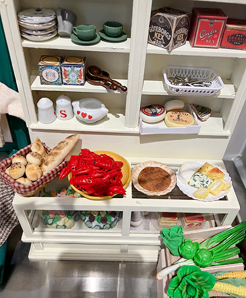 Ett miniatyrskåp i kockmusen Ratitas restaurang