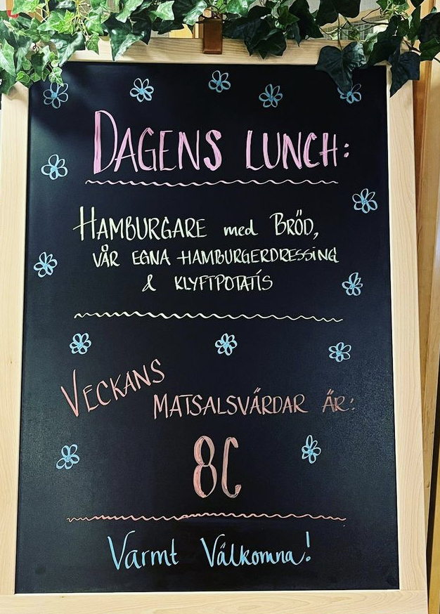 En griffeltavla där det står vad som är dagens lunch samt att veckans matsalsvärdar är klass 8C.