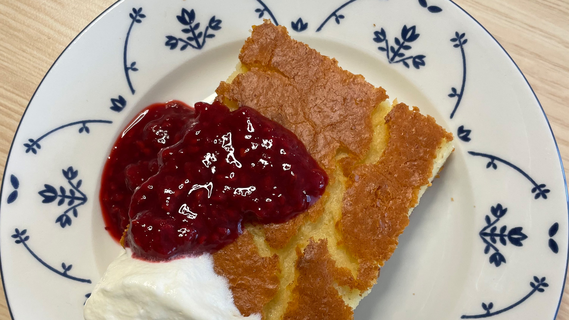 Ålandspannkaka med sylt och grädde.