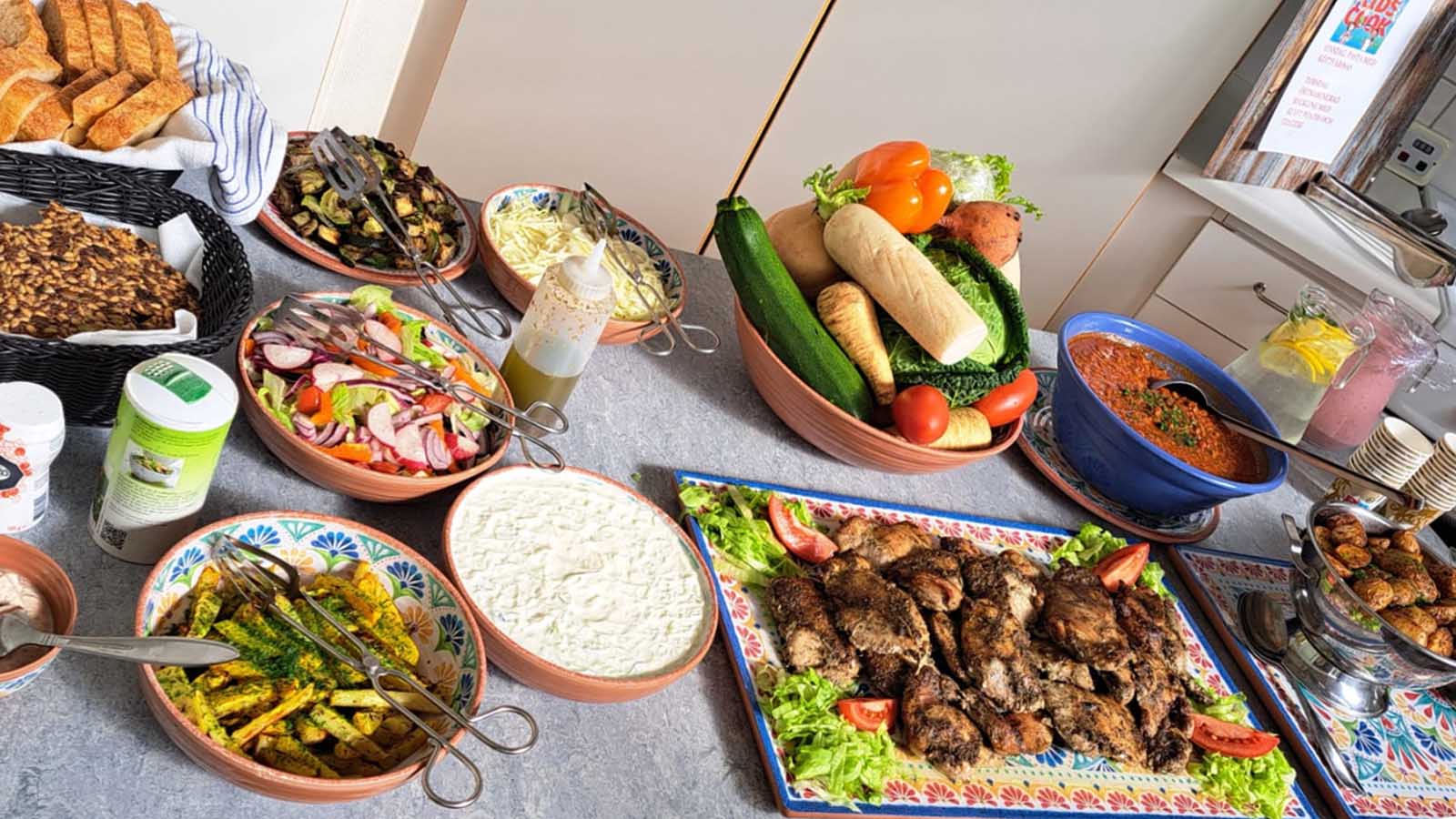 Grillbuffé på ett bord i ett kök. 