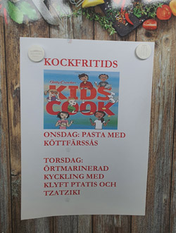 Veckomeny uppsatt på en vägg.