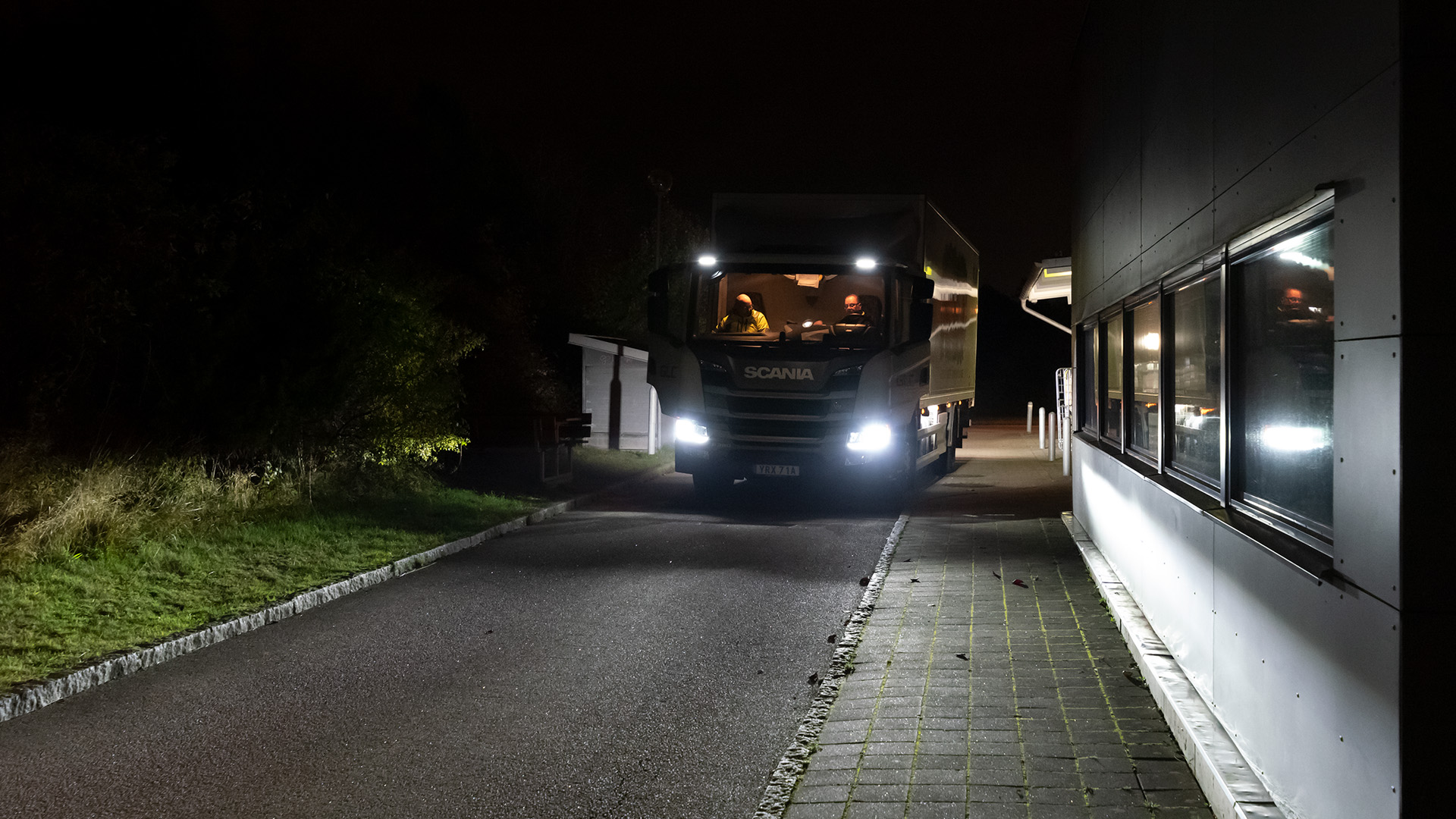 Lastbil vid skolas varumottagning.