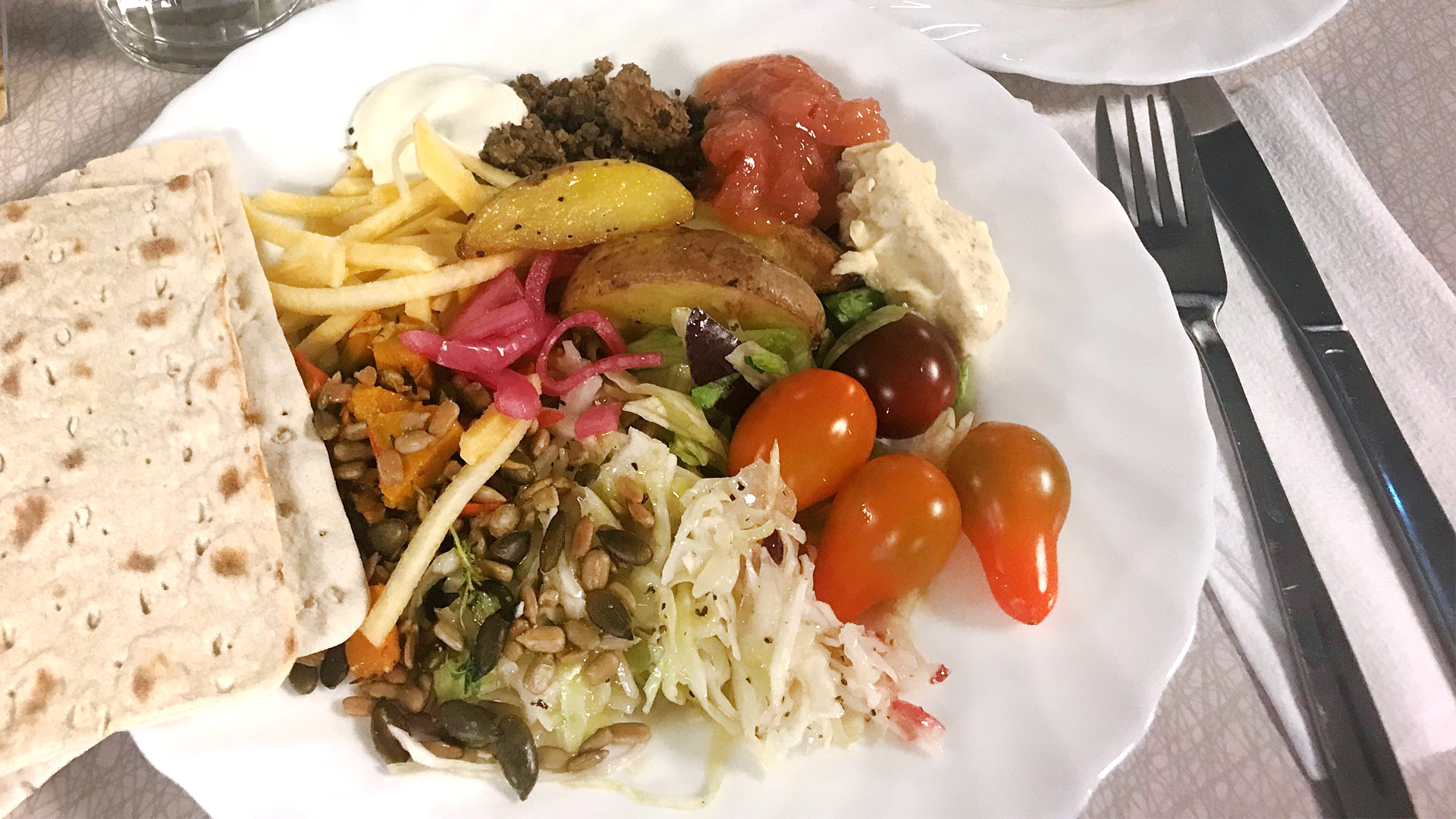 En tallrik med skolunch.