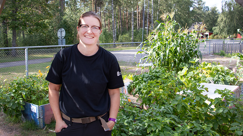 Linnea Granath, projektledare, framför pallkragarna