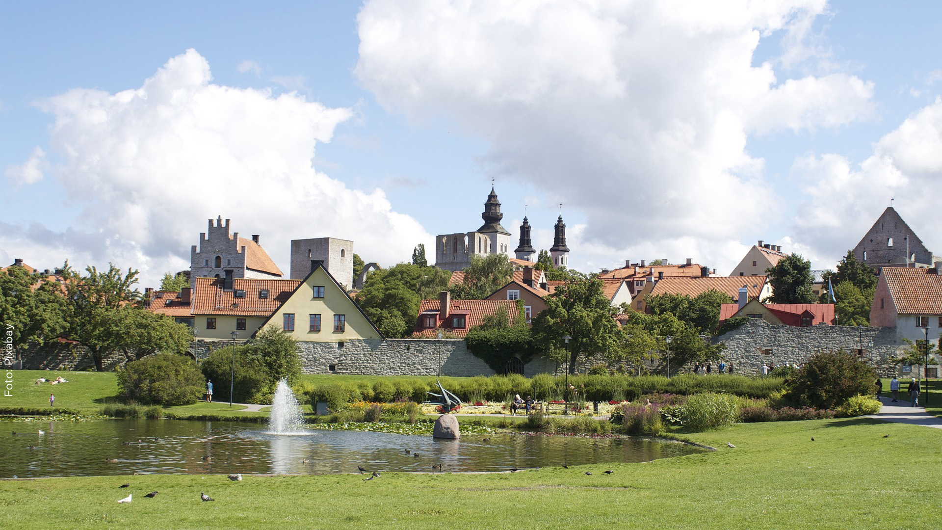 En somrig dag i Almedalen på Gotland.