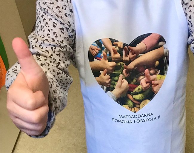 Förskolebarn i förkläde som det står Maträddarna på.