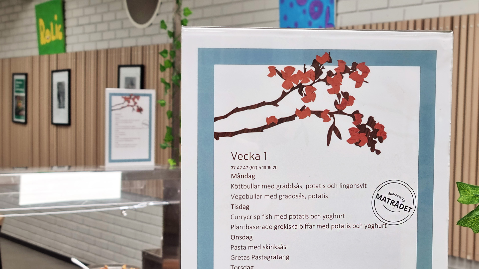 En veckomatsedel där en av rätterna har stämpeln Approved by matrådet.