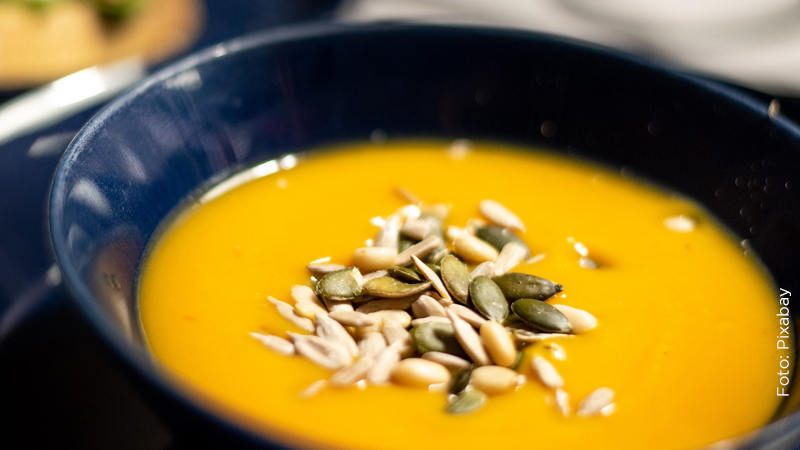 Morotssoppa toppad med frön.