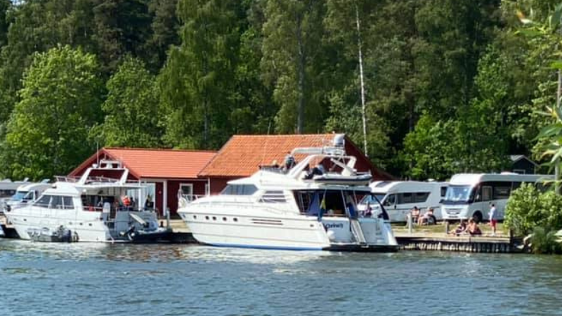 Lungers hamn med både båtar och husbilar.