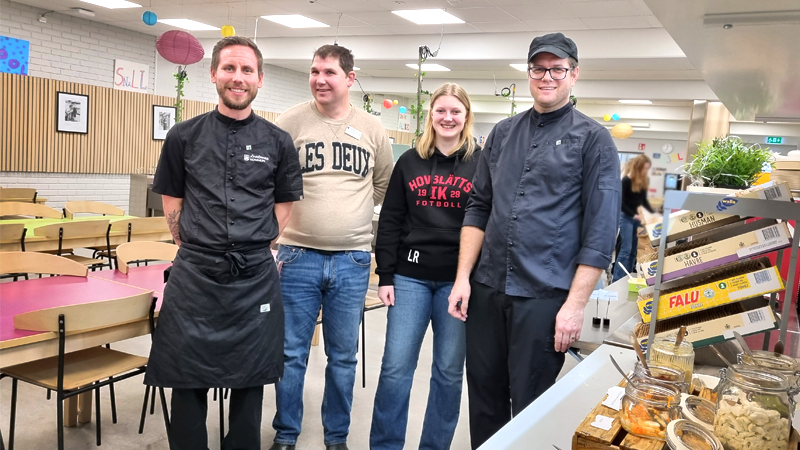 I Ljungarumsskolans restaurang. Christoffer Johansson-Sinkkonen, måltidsutvecklare, Ted Kragner, lärarrepresentant i matrådet, Lisa Rygert, representant i matrådet och Joel Engstrand, kock.