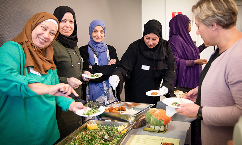 MIKA-deltagare serverar och tar för sig av mat