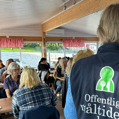 Från café där deltagarna sitter vid bord och har workshops.