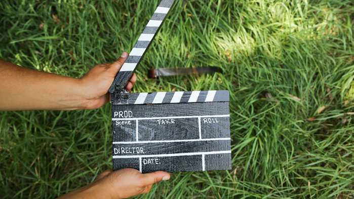 Filmklappa på gräs