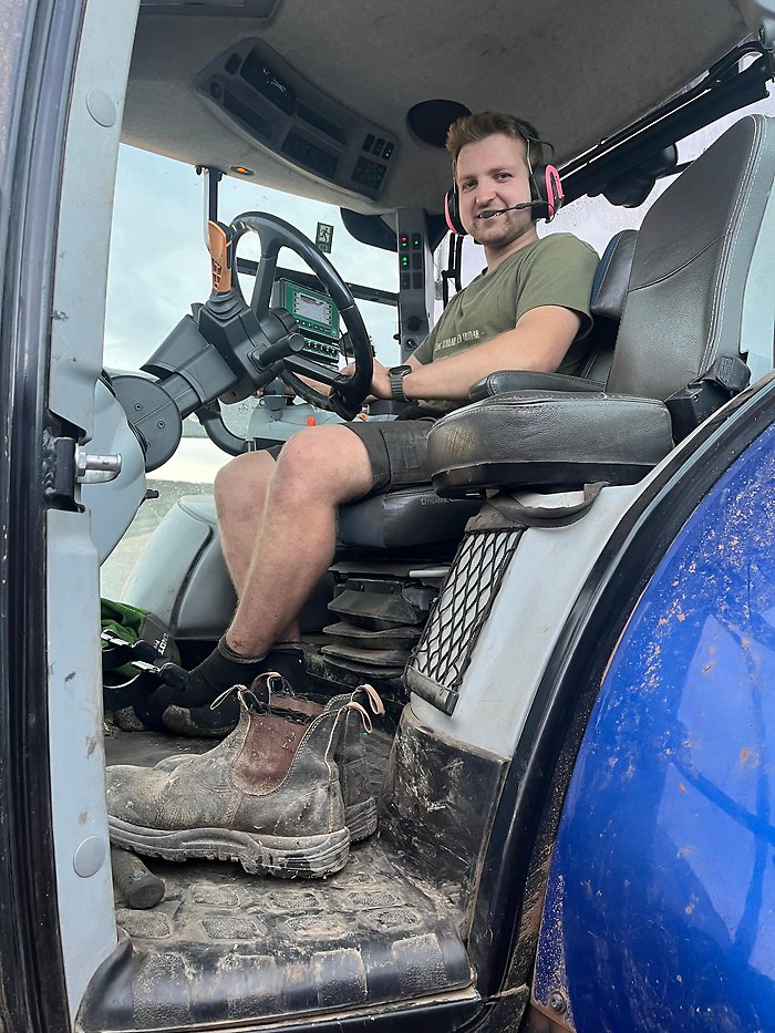 Erik sitter i sin blå traktor