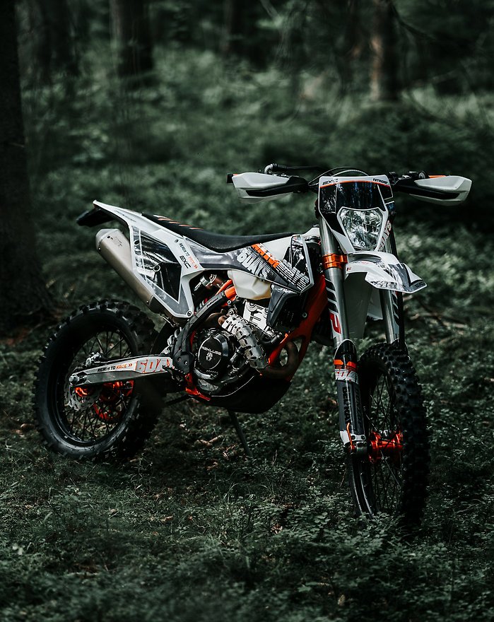 En motocross i vitt och rött