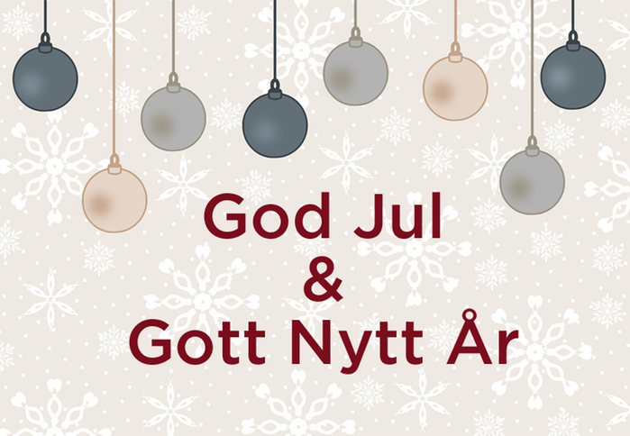 Orden God Jul & Gott Nytt År skrivna mot en illustrerad bakgrund med snöflingor och julkulor.