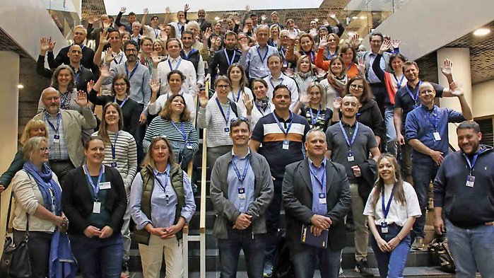 Gruppbild på deltagare på konferensen ståendes i en trappa.