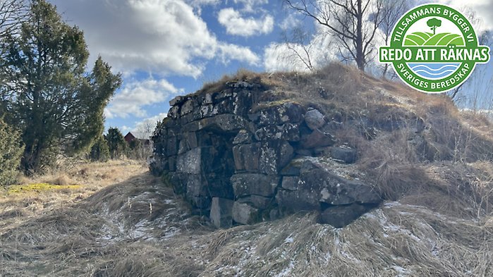 Man som håller fram en lax samt loggan för artikelserien ovanpå.