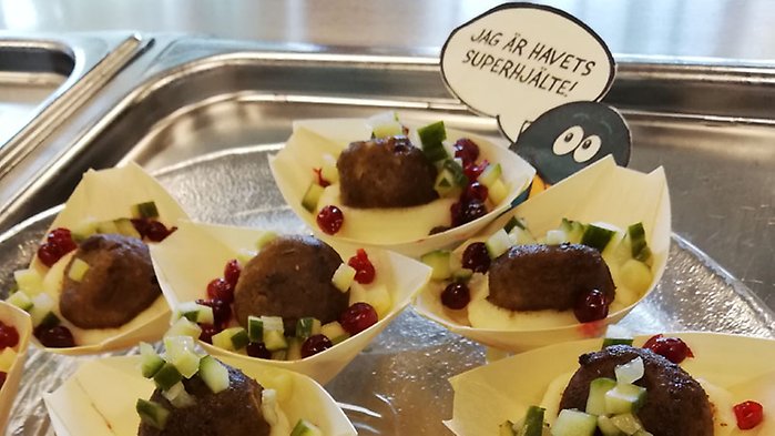 Smakportioner av musselbulle och potatis- och palsternackspuré med tillbehör. 