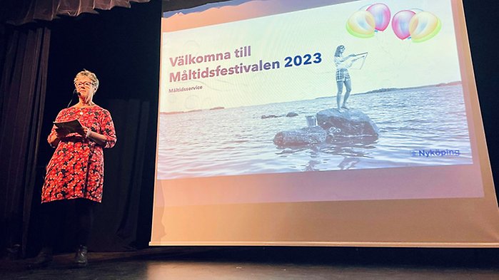 Marianne Backrud på en scen.