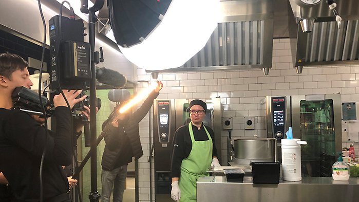 På bilden syns Annelie Eriksson Blok framför filmkameran.