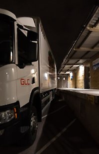 Lastbil vid skola, i mörker.