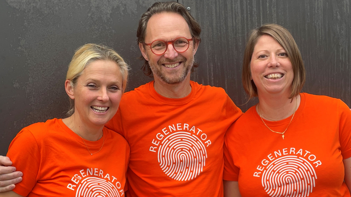 Kärnteamet i Regenerator Sara Maxence, Patrik Rehn, Josefin Kihlberg i orange tröjor med logga på