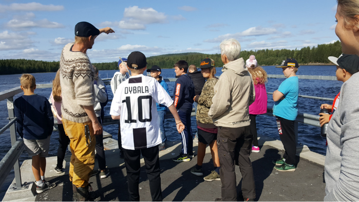 Skolklass som tittar ut över Vindelälven.