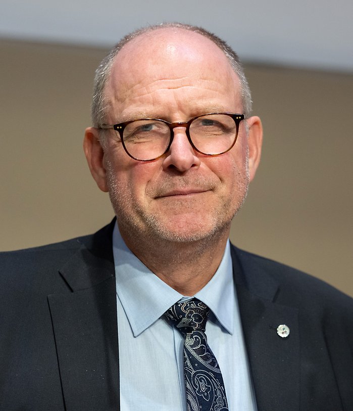 Per Hansson i mörk kavaj och vit skjorta