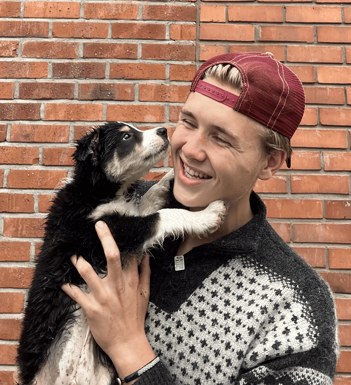 Harry Johansson med sin svartvita valp