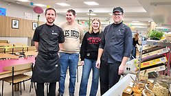 I Ljungarumsskolans restaurang. Christoffer Johansson-Sinkkonen, måltidsutvecklare, Ted Kragner, lärarrepresentant i matrådet, Lisa Rygert, representant i matrådet och Joel Engstrand, kock.