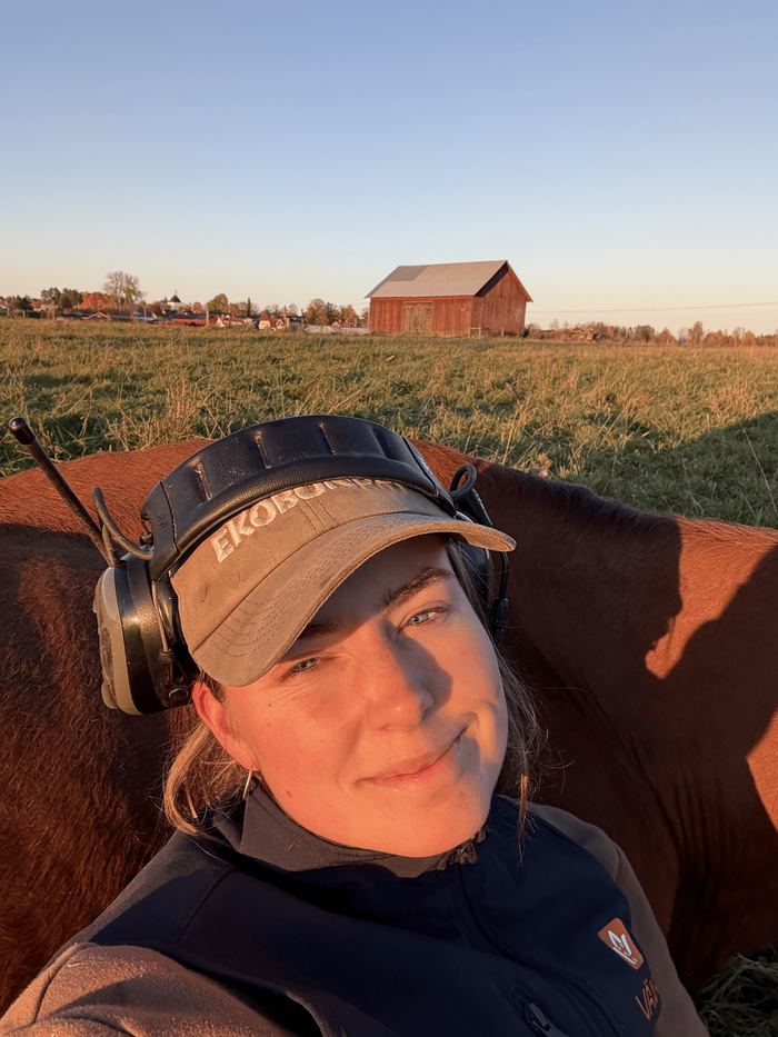 Lisa Valleräng med en av sina kor i grön hage