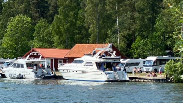 Många båtar och husbilar vid Lungers hamn.