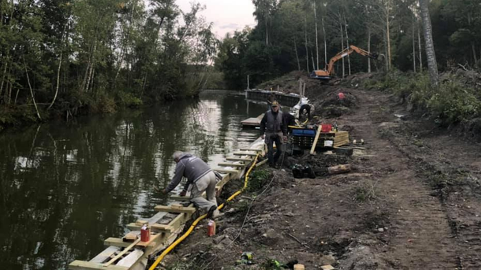 Många hjälptes åt med grävmaskiner och annat för att upprusta Lungers hamn.