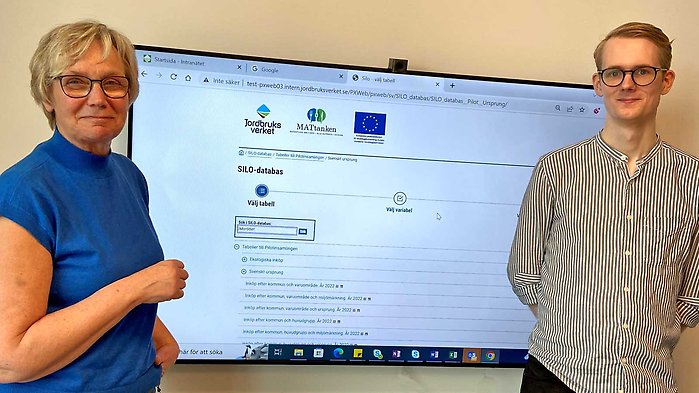 Eva Sundberg och Jesper Fransson står vid en bildskärm där Silo-databasen visas.