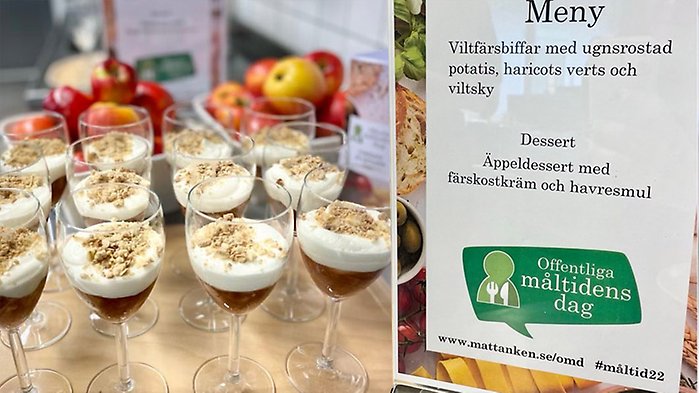 Glas fyllda med dessert och en skylt som berättar om menyn, torsdagen den 20 oktober, på Offentliga måltidens dag.