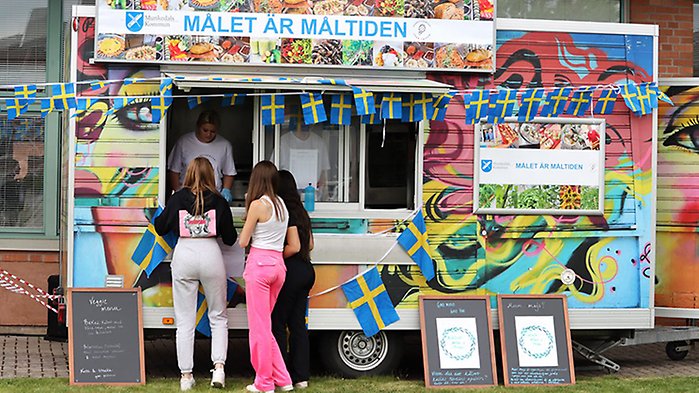 Ungdomar tar mat vid en foodtruck