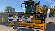 En skördetröska på en skolgård i Grästorps kommun.