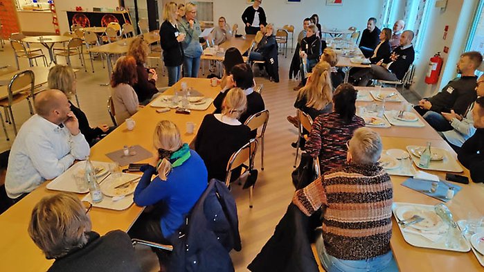 Samling i konferensrum på eftermiddagen. Deltagarna sitter vid långbord. 