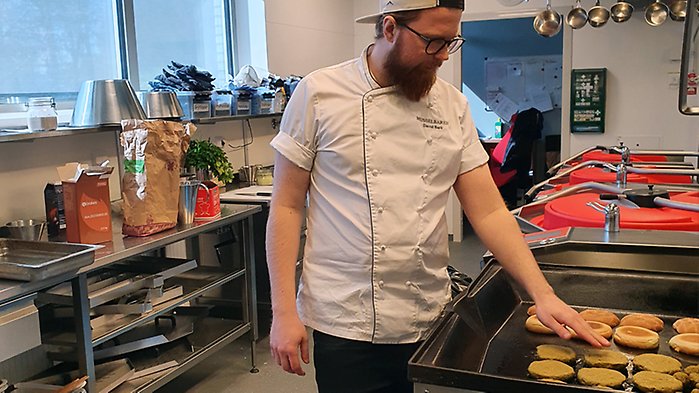 Kock lagar burgare av musslor.