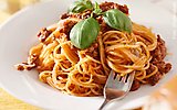 Tallrik med spaghetti och köttfärsås