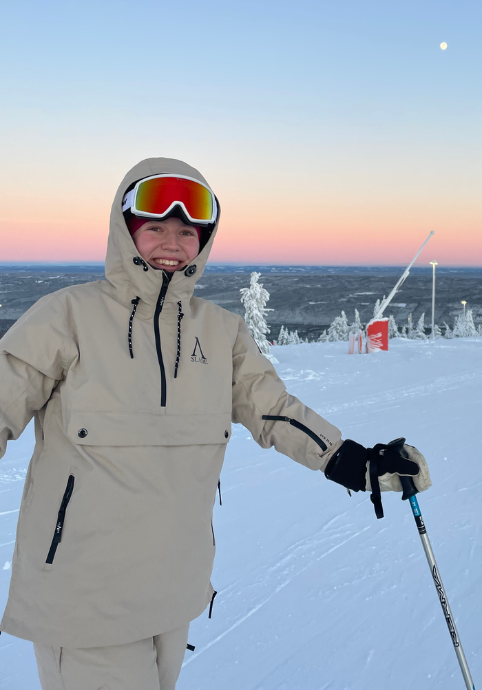 Lucas Bertilsson och hans kor utomhus