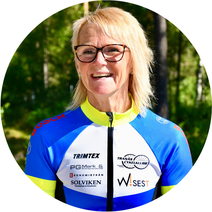 Kvinna i cykelkläder.