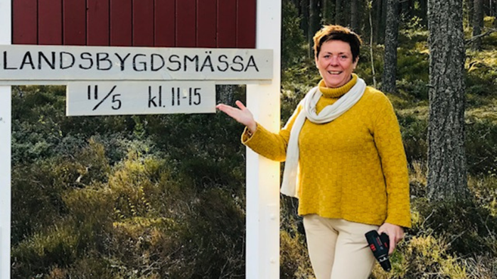 Kvinna som bjuder in till landsbygdsmässa.