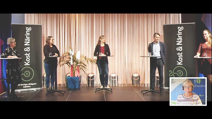Foto från scen med 4 talare och infälld bild med person som medverkade på distans, vid panelsamtalet