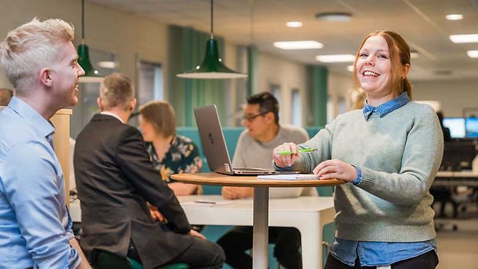 Personer som arbetar i ett kontorslandskap.