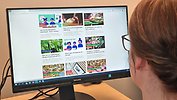 Person sitter vid dator där Erfarenhetsbanken syns på skärmen.